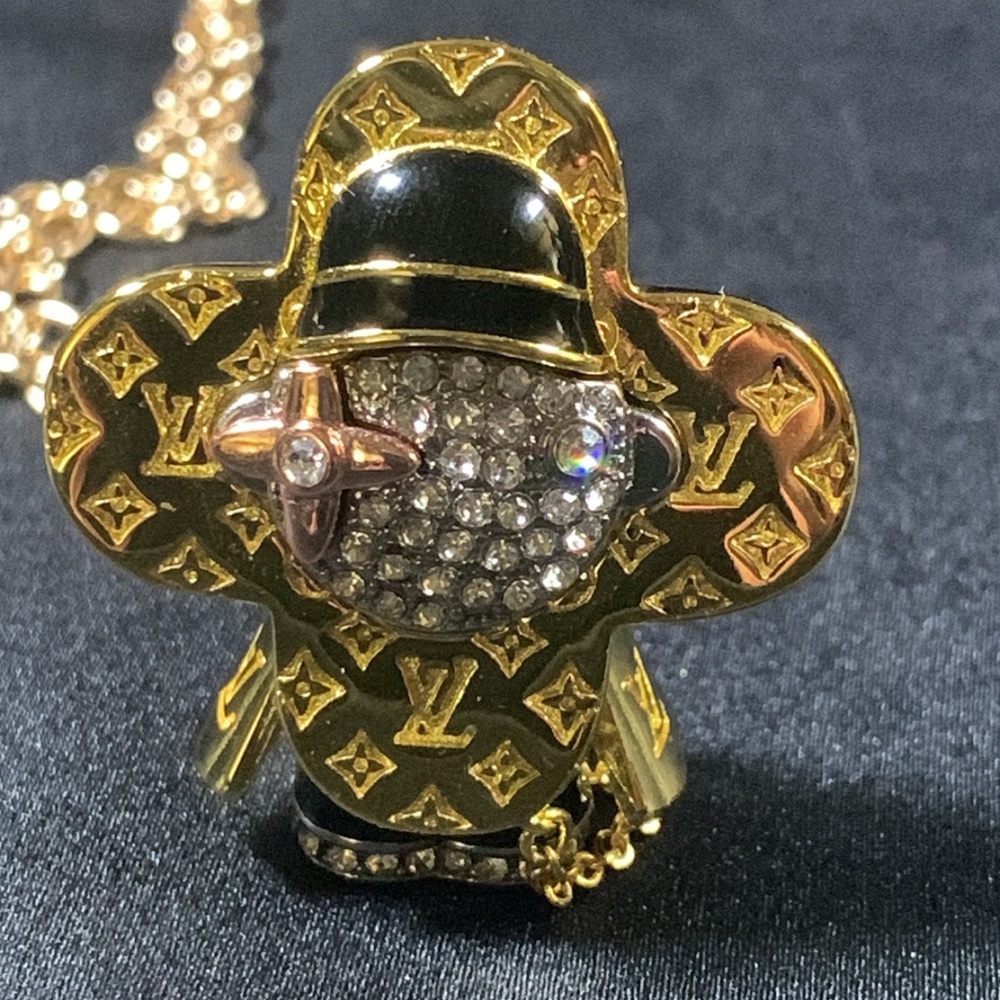 Elegant Gold and Black Pendant Necklace